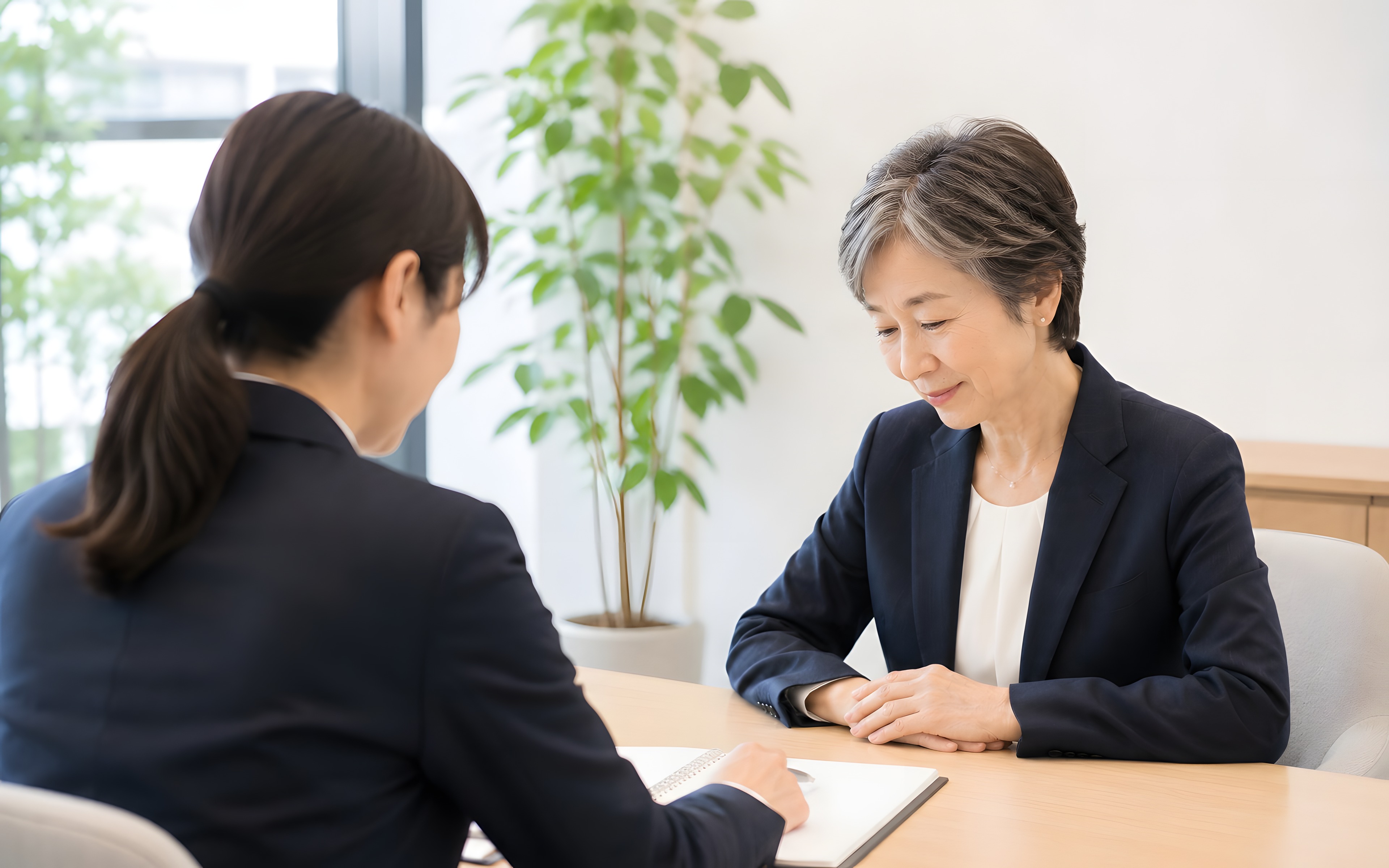 書類⁠を確認している様子